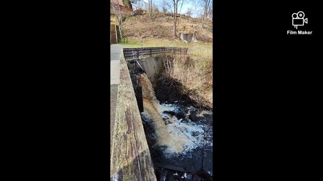 Маленький, но очень гордый водопадик в центре старого города в Швеции:)