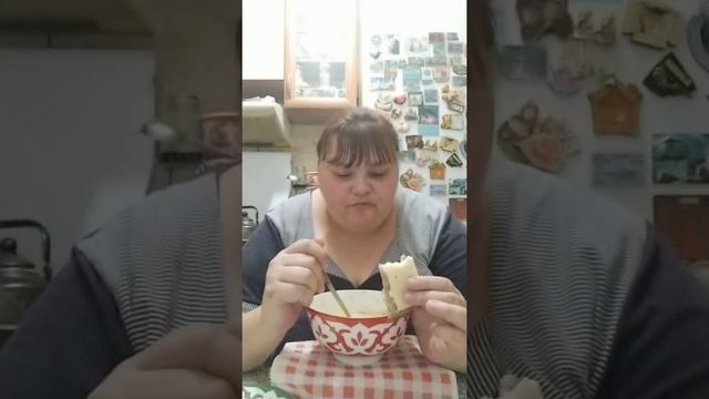 привет всем ем суп хлебушком и сыром пью кофе