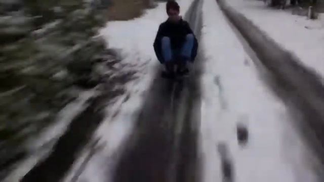Сезон ОТКРЫТ , покатушки на санках , 1.5см снега , Батончик упал , Артем орет смотреть онлайн