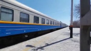 Тепловоз ТЭП33А - 0045 с пассажирским поездом «Алматы - Новосибирск» прибывает в вокзал Чарск