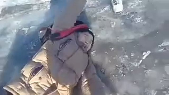 Девченки мучают пацана на льду 😅😅😅 смотреть онлайн