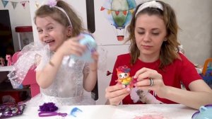 Ева играет с новыми игрушками и показывает Правила поведения для детей