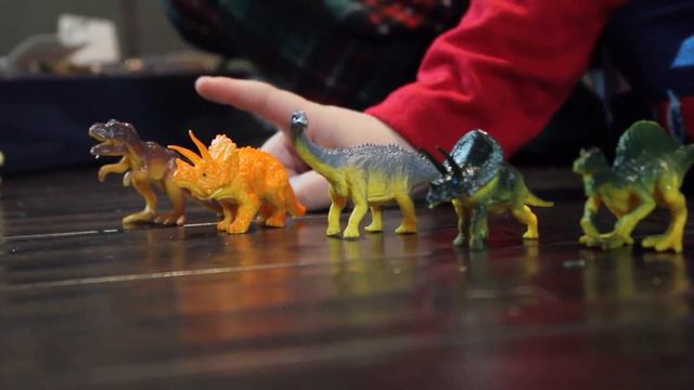 Как дети открывают рождественский календарь и играют динозаврами. Что же попалось Денису и Артему? смотреть онлайн