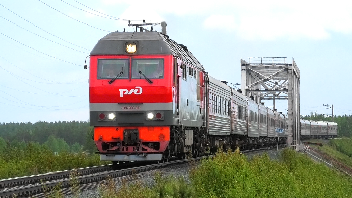 ТЭП70БС-063 с пассажирским поездом Казань — Новый Уренгой смотреть онлайн