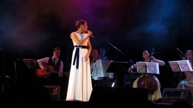 Алёна Петровская "Потеряла утром, я одну серёжку". смотреть онлайн