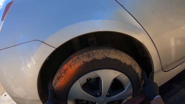 Loading up a Toyota Prius that’s locked without keys. смотреть онлайн