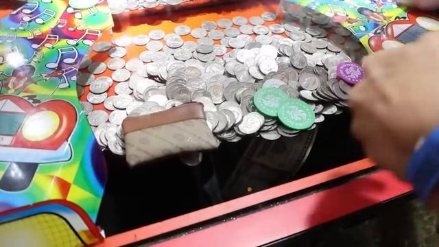 THERE'S A $100 BILL ON THE EDGE OF THIS COIN PUSHER! смотреть онлайн
