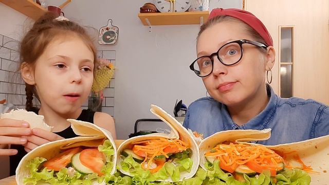 Мукбанг/Mukbang/Должна быть ШАУРМА🌯 а, что получилось не знаю🤔Тортилья👍Отвечаем на вопросы, 👋 смотреть онлайн