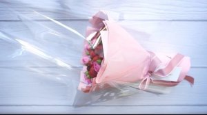 3 простых способа упаковки букета в прозрачную пленку I Как упаковать подарок в прозрачную слюду.