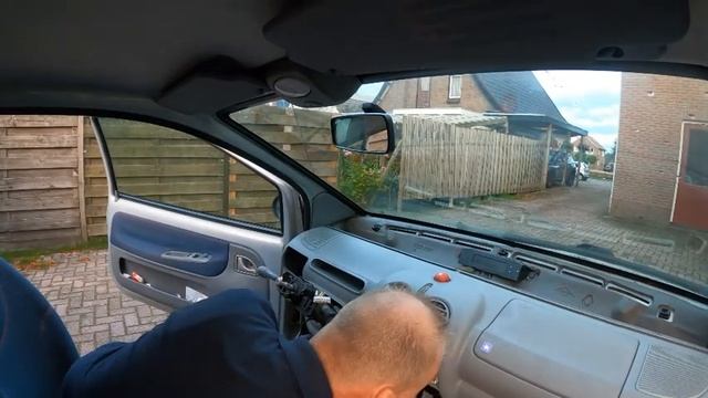 Renault Twingo kachelradiateur en dashboard monteren (2). (Volgorde v/d video niet juist het eind!) смотреть онлайн