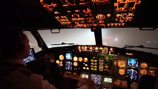 Full Night Landing In Leipzig, Germany 4K | Boeing 737 | Cockpit View | Real Sound