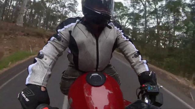 Tanja Curves near Tathra on a Suzuki GSX1250 смотреть онлайн