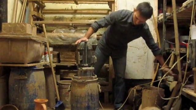 Гончарное искусство. Обработка глины. Глиномешалка. смотреть онлайн