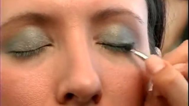 Applying Eyeliner for a Cameron Diaz Makeup Look смотреть онлайн