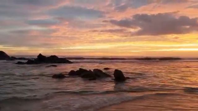 The evening sky in front of Rockside Cabanas Hotel - Unawatuna смотреть онлайн