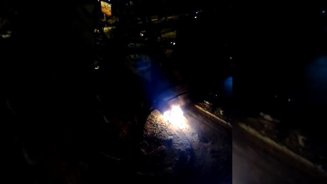 В воронежском дворе во время ремонта загорелась иномарка смотреть онлайн