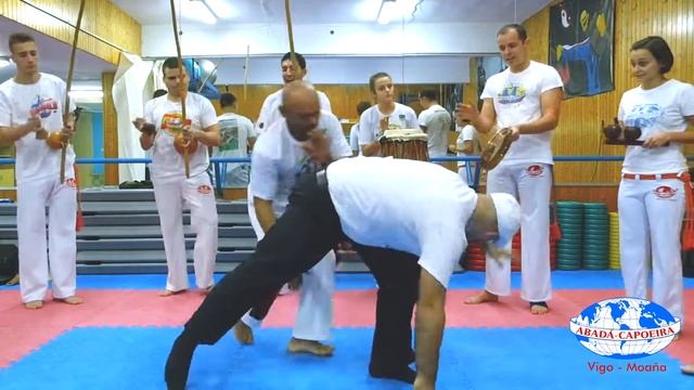 Jogo de Angola do Instrutor Curupira (ABADÁ-Capoeira) e Professor Diego (GECAJP-Vigo) смотреть онлайн