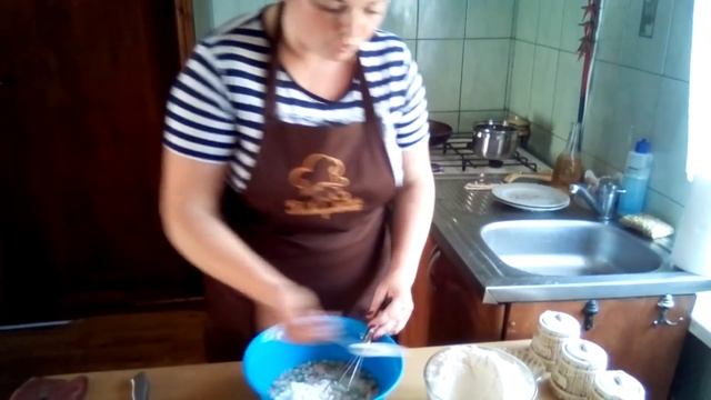 СЕКРЕТНЫЙ рецепт ПЫШНЫХ дрожжевых оладушек: готовим 2 блюда - сладкие оладьи на молоке и мини-пиццу смотреть онлайн