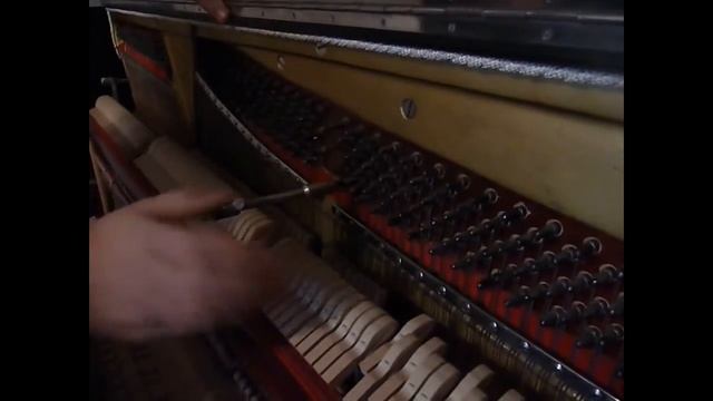 How To Tighten A Piano  Loose Tuning Pins Use A Cardboard.Как укрепить колок пианино картоном