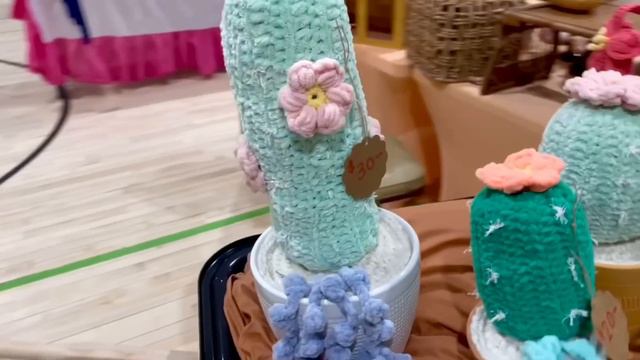 Crochet Market Vlog ✨ - using things from around my house to make my display смотреть онлайн