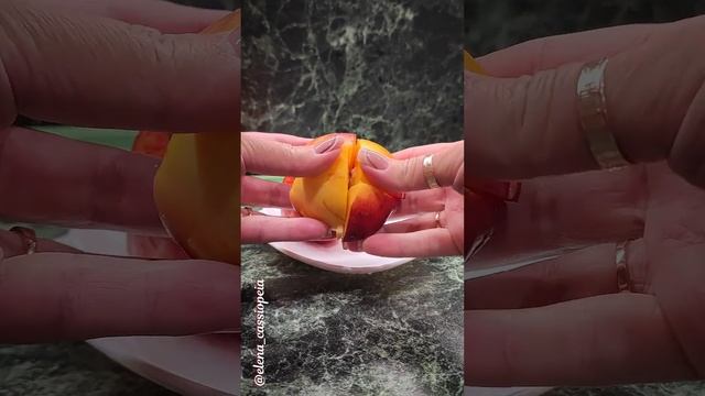 Как быстро порезать персик? смотреть онлайн
