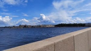Прогулка по набережным Санкт-Петербурга: от крейсера «Аврора» до Эрмитажа.