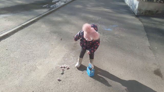 Рисуем на асфальте мелками. Видео для детей смотреть онлайн