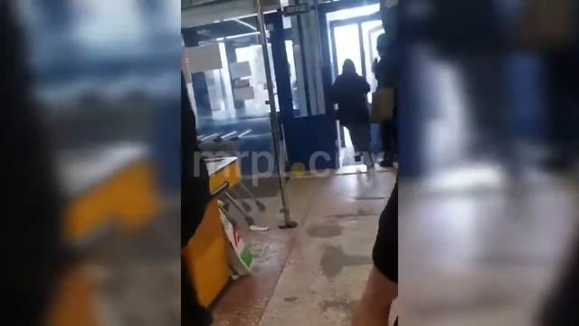 После вакцинации разве так можно себя вести в супермаркете? смотреть онлайн