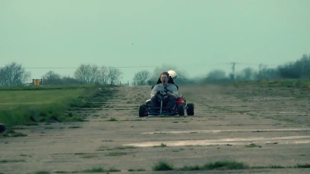 Британец бьёт рекорды скорости на реактивном карте / Jet kart The most MENTAL kart EVER смотреть онлайн