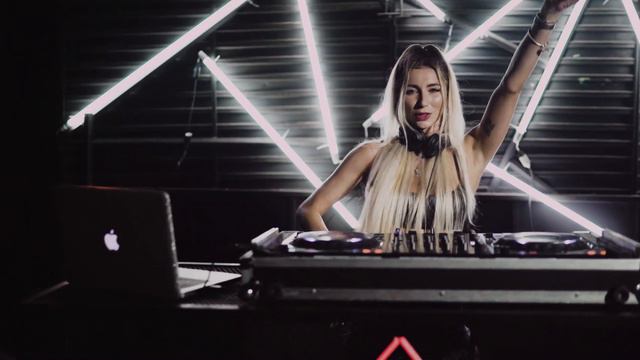 Michel Horn ft. DJ Karen Dennes - Balança O Chevette (Clipe Oficial) смотреть онлайн