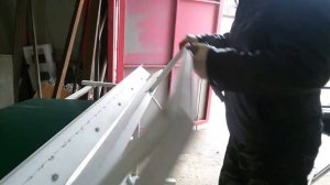 Роликовый нож, листогиб и другие приспособления для работы с листовым металлом.