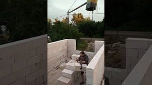 Мини кран на стройке для кладки газоблока
