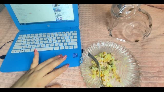 Асмр итинг салат оливье, читаю комментарии подписчиков | Asmr iting olivier salad смотреть онлайн