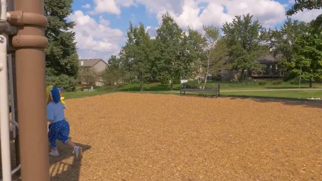 en el Parque corriendo con la Piñata llena de Dulces y Juguetes S3:E163 смотреть онлайн