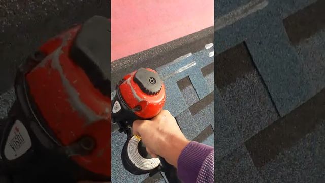 Монтаж гонтов битумной черепицы нейлером смотреть онлайн