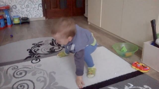 ИЛЬЮХА САДИТЬСЯ НА ШПАГАТ. смотреть онлайн