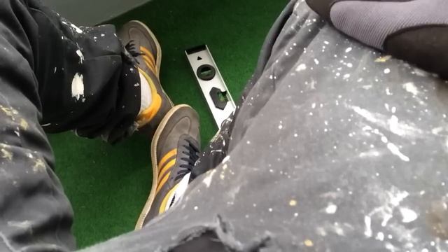 Handwerker zeigt seine ADIDAS SAMBA смотреть онлайн