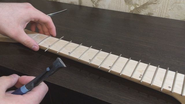 Электрогитара своими руками (часть 4) установка ладов смотреть онлайн