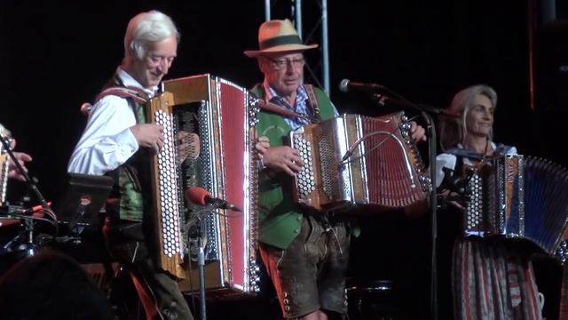 Die BradlmusiKanten mit der größten Harmonika von Franz Parz смотреть онлайн