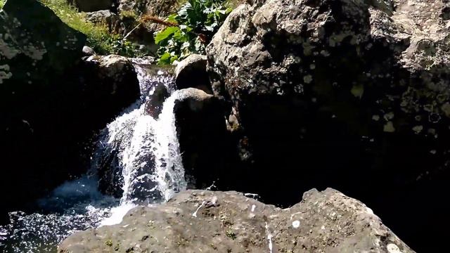 The small and warm waterfall at the Gri Dzor, Armenia смотреть онлайн