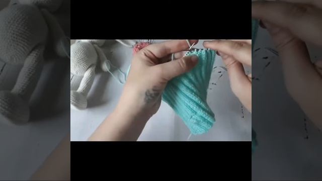 Мастер класс. Шапочка спицами для зайки тильда. Одеваем зайку тильда. смотреть онлайн