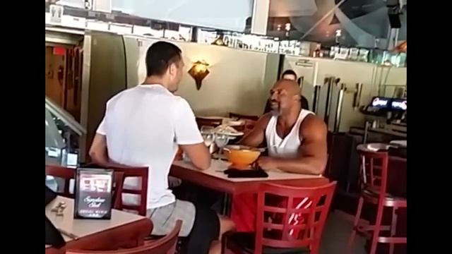 Кличко облил водой Бриггза, когда тот отобрал ужин Кличко — Владимир ответил Смотрим 01 08 смотреть онлайн