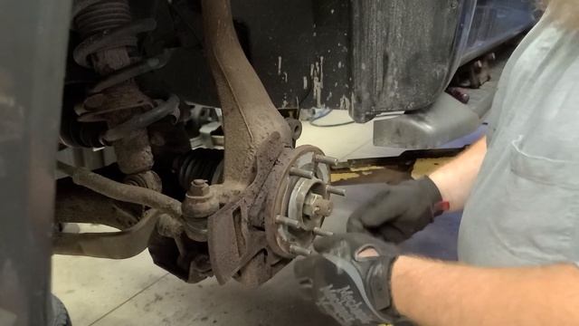 04 Nissan Armada failed wheel bearing. смотреть онлайн