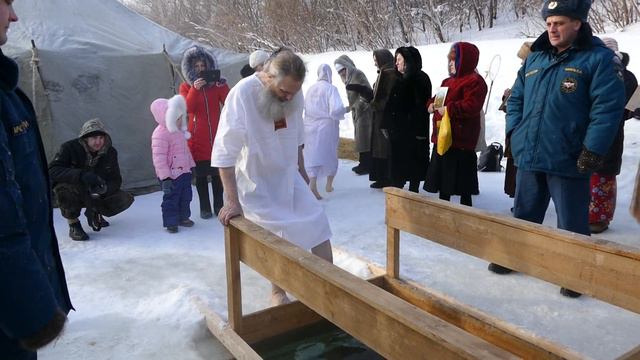 погружение в Крещенскую купель смотреть онлайн