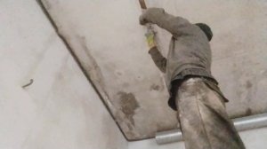 Как заделать углубление на потолке раствором