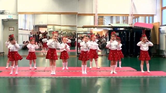 Младшая группа Mili Star Dance. Танец Раз ладошка. Дети 4 года. смотреть онлайн
