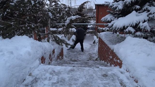 Уборка снега дома. смотреть онлайн