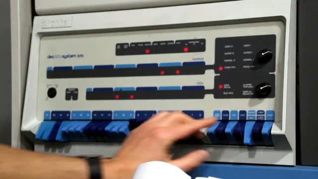 PDP-11/70 panel operation - test run "script15_TB8A3133" смотреть онлайн