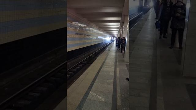 Проспект Вернадского прибытие поезда, станция метро ?