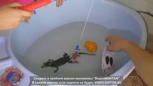 Копия видео "Макс , Тори ловят рыбу и крокодила" смотреть онлайн